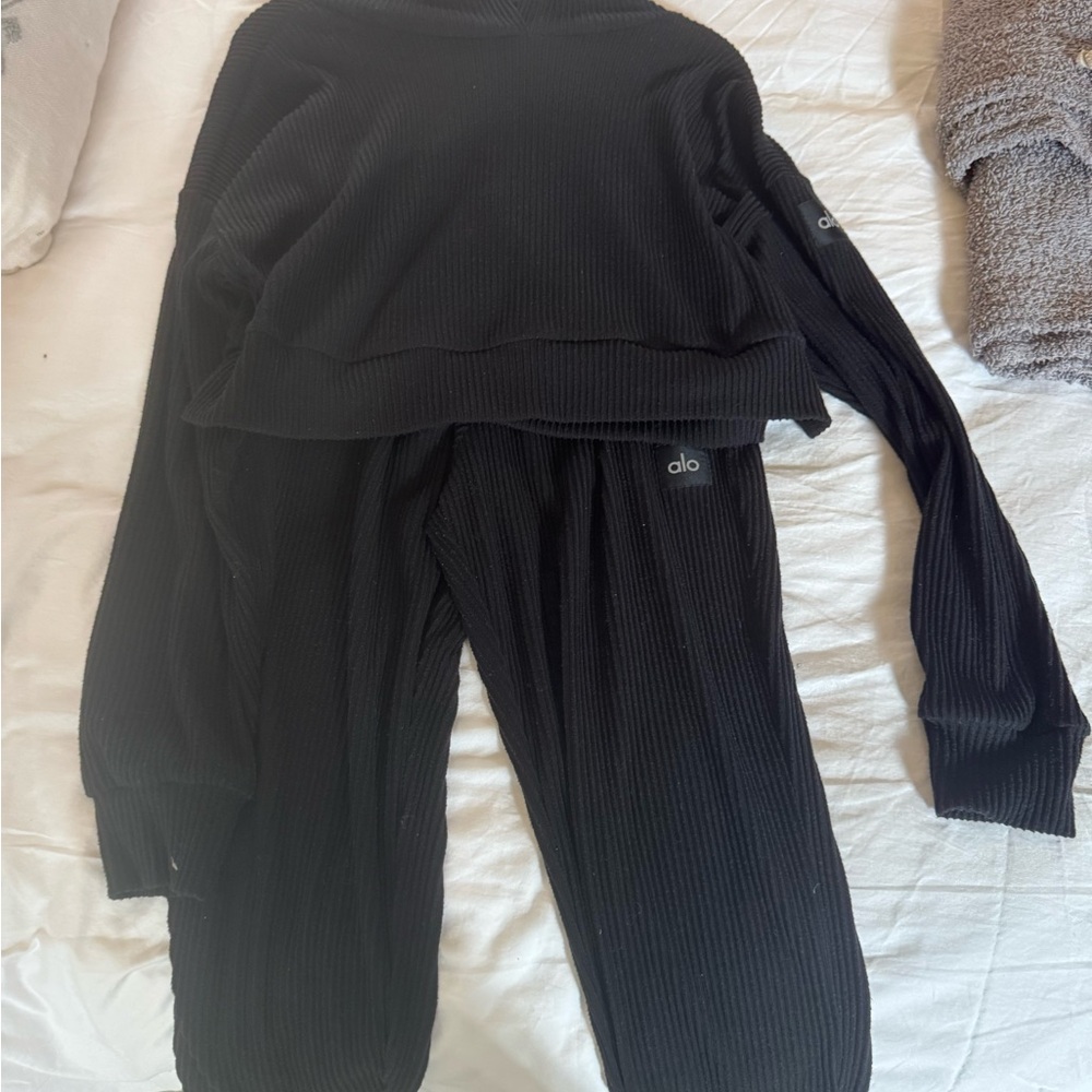 ALO Yoga Black Sweatpants with Elastic Waistband